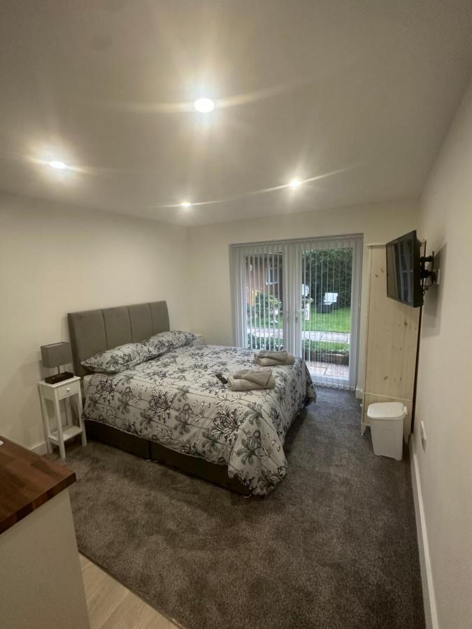 Selborne Studios Off Road Gated Parking Coventry Buitenkant foto