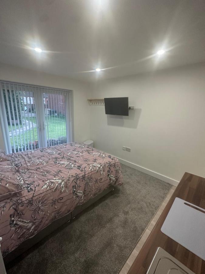 Selborne Studios Off Road Gated Parking Coventry Buitenkant foto
